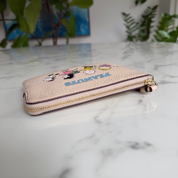Coach X Peanuts Corner Zip Wristlet With Snoopy And Friends Motif CF213 Ivory